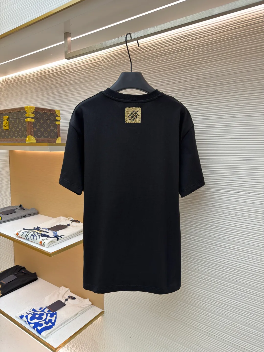 LOUIS VUITTON Raffia letter embroidered short sleeves ●Authentic product: Purchased and developed for 10399 ●Item number: 1680197-X95 ●Material: plain weave high-quality cotton ●Technology: double yarn tensioner thread ●Version: fitted version ●Weight: about 290 grams ●Size: S-M-L-XL ●Description: Clever use of iconic elements like raffia to add a touch of handcrafted flavor to the classic silhouette. Decorated with Louis Vuitton embroidery on the chest and Marque 1.Vuitton Dé 💰osée label on the back. The overall wiring is straight and delicate, the fabric is comfortable and soft, and the color is consistent without color difference. It can be matched with the same style to create a fashionable look and control various occasions. Customized accessories, complete with three standards, same style for men and women!